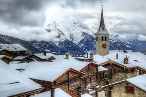 Обои на рабочий стол: alps, architecture, bell tower, building, church, clock, clouds, houses, landscape, mountains, nature, roofs, rooftops, sky, snow, snowy peak, switzerland, village, winter