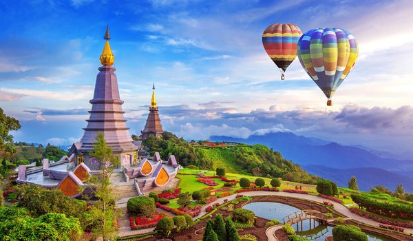 Обои на рабочий стол: Doi Inthanon, воздушные шары, Дои-Интханон, национальный парк, облака, пагода, пейзаж, природа, таиланд