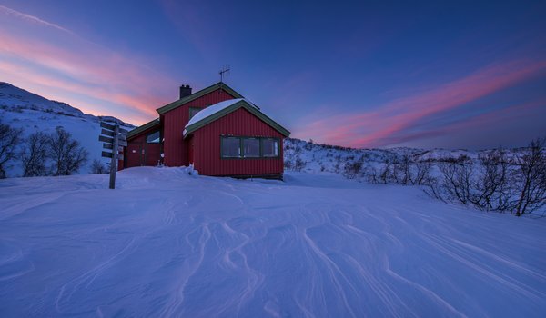 Обои на рабочий стол: norway, Taumevatn, Vest-Agder, дом, зима, кусты, небо, норвегия, снег