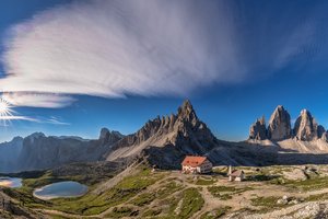 Обои на рабочий стол: Dolomites, italy, Monte Paterno, Tre Cime di Lavaredo, гора Патерно, горы, доломитовые Альпы, дома, италия, небо, озёра, Тре-Чиме-ди-Лаваредо