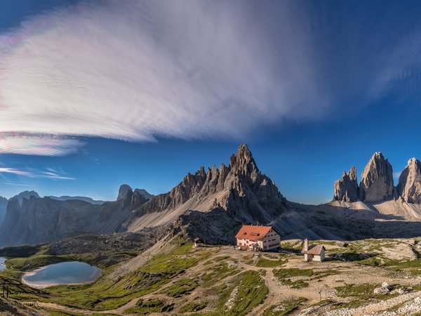 Dolomites, italy, Monte Paterno, Tre Cime di Lavaredo, гора Патерно, горы, доломитовые Альпы, дома, италия, небо, озёра, Тре-Чиме-ди-Лаваредо