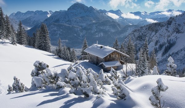 Обои на рабочий стол: alps, Austria, Tyrol, австрия, Альпы, горы, домик, ели, зима, снег, сугробы, Тироль