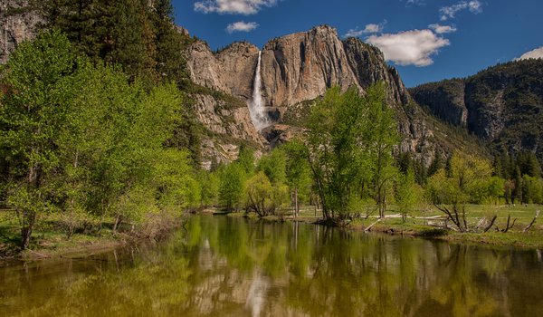 Обои на рабочий стол: california, Merced River, Sierra Nevada, Upper Yosemite Fall, Yosemite National Park, водопад, горы, деревья, йосемити, Йосемитский водопад, Йосемитский национальный парк, калифорния, река, Река Мерсед, Сьерра-Невада