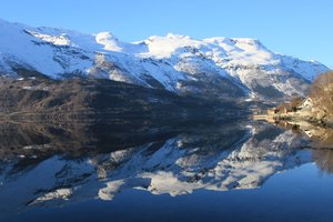 Обои на рабочий стол: Hordaland, norway, Utne, горы, норвегия, озеро, отражение, спокойствие