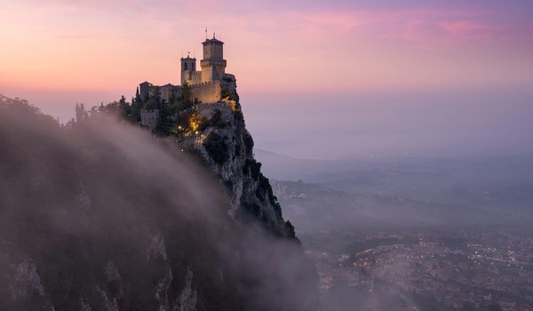 Обои на рабочий стол: замок, на краю, скала, туман, утро