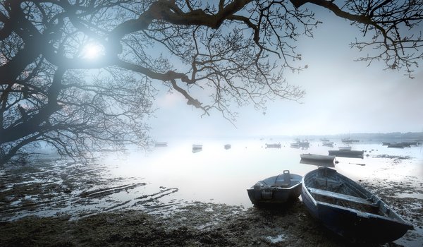 Обои на рабочий стол: лодки, озеро, свет, туман, утро