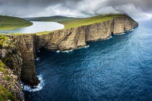 Обои на рабочий стол: Faroe islands, Leitisvatn, Vagar, озеро, океан, скала, Фарерские острова