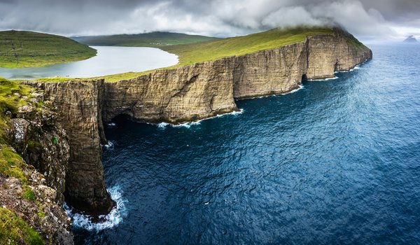 Обои на рабочий стол: Faroe islands, Leitisvatn, Vagar, озеро, океан, скала, Фарерские острова