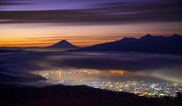 Обои на рабочий стол: вечер, гора Фуджи, город, горы, долина, ночь, огни, свет, туман, фудзияма, япония