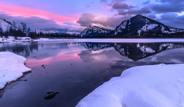 Обои на рабочий стол: Alberta, Banff National Park, canada, Canadian Rockies, Vermilion Lakes, Альберта, горы, зима, канада, Канадские Скалистые горы, Национальный парк Банф, озеро, Озеро Вермилион, отражение, снег