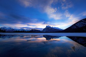Обои на рабочий стол: Alberta, Banff National Park, canada, Canadian Rockies, Mount Rundle, Vermilion Lakes, Альберта, Гора Рандл, горы, зима, канада, Канадские Скалистые горы, Национальный парк Банф, небо, Озера Вермилион, озеро, отражение