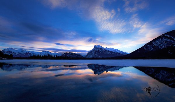 Обои на рабочий стол: Alberta, Banff National Park, canada, Canadian Rockies, Mount Rundle, Vermilion Lakes, Альберта, Гора Рандл, горы, зима, канада, Канадские Скалистые горы, Национальный парк Банф, небо, Озера Вермилион, озеро, отражение