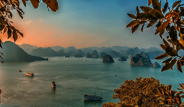 Обои на рабочий стол: Halong, Vietnam, закат, залив, корабли, море, скалы