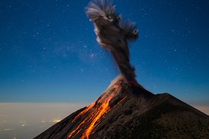 Обои на рабочий стол: вулкан, дым, лава, небо, ночь