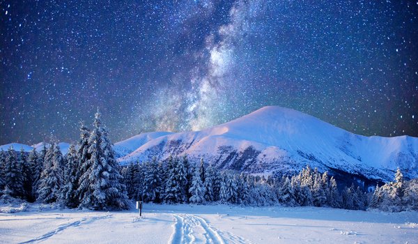 Обои на рабочий стол: mountains, snow, starry sky, winter, Winter night landscape, горы, звездное небо, зима, Зимний ночной пейзаж, снег