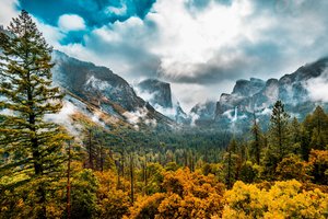 Обои на рабочий стол: california, Sierra Nevada, Yosemite National Park, Yosemite Valley, горы, деревья, долина, Йосемитская долина, калифорния, лес, Национальный парк Йосемити, осень, Сьерра-Невада