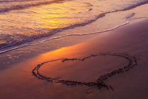 Обои на рабочий стол: beach, beautiful, heart, love, pink, purple, romantic, sand, sea, seascape, sky, summer, sunset, берег, волны, закат, лето, любовь, море, небо, пляж, розовый, сердце