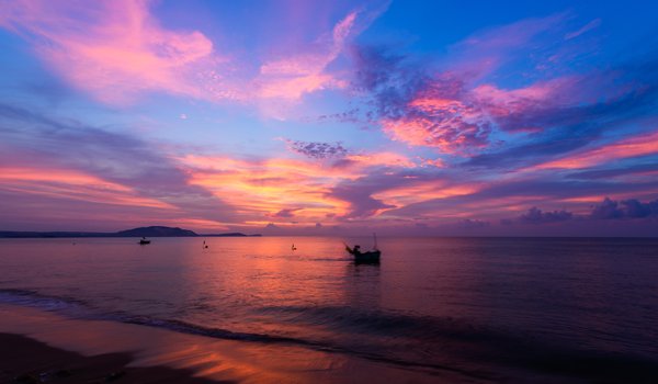 Обои на рабочий стол: beach, beautiful, pink, purple, sand, sea, seascape, summer, sunset, wave, волны, закат, лето, море, песок, пляж