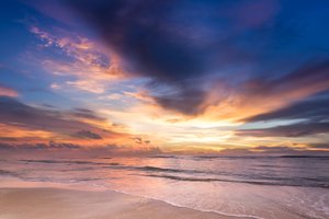 Обои на рабочий стол: beach, beautiful, pink, purple, sand, sea, seascape, summer, sunset, wave, волны, закат, лето, море, песок, пляж