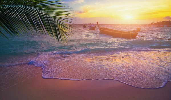 Обои на рабочий стол: beach, beautiful, boat, palms, paradise, sand, sea, seascape, summer, sunset, tropical, берег, волны, закат, лето, море, пальмы, песок, пляж