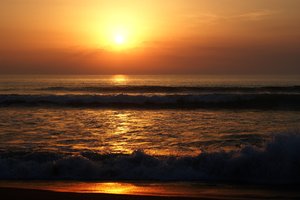 Обои на рабочий стол: beach, golden, romantic, sand, sea, seascape, summer, sunset, берег, волны, закат, лето, море, небо, песок, пляж, солнце, сумерки