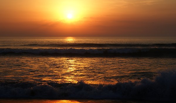 Обои на рабочий стол: beach, golden, romantic, sand, sea, seascape, summer, sunset, берег, волны, закат, лето, море, небо, песок, пляж, солнце, сумерки