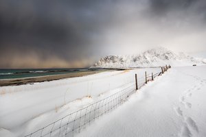 Обои на рабочий стол: берег, забор, зима, море, снег