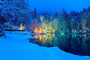 Обои на рабочий стол: Blausee, Nature Park, Блау, вечер, горы, деревья, ели, зима, лес, озеро, отражение, пейзаж, подсветка, природа, снег, швейцария