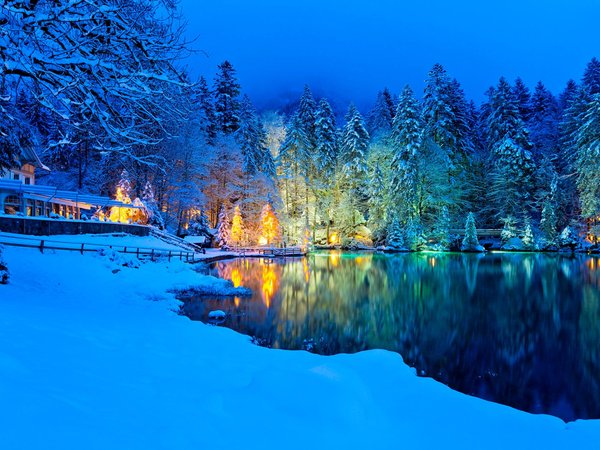 Blausee, Nature Park, Блау, вечер, горы, деревья, ели, зима, лес, озеро, отражение, пейзаж, подсветка, природа, снег, швейцария