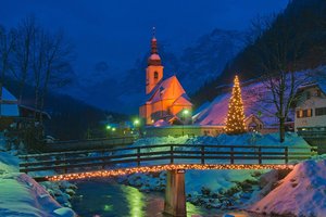Обои на рабочий стол: Berchtesgaden, Альпы, Берхтесгаден, германия, горы, дома, елка, зима, мостик, новый год, ночь, освещение, пейзаж, природа, река, снег, фонари, церковь