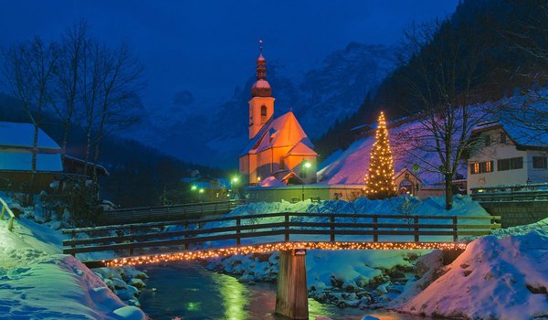 Обои на рабочий стол: Berchtesgaden, Альпы, Берхтесгаден, германия, горы, дома, елка, зима, мостик, новый год, ночь, освещение, пейзаж, природа, река, снег, фонари, церковь