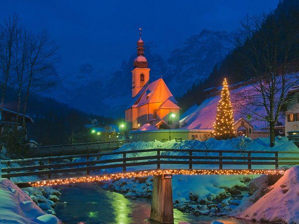 Berchtesgaden, Альпы, Берхтесгаден, германия, горы, дома, елка, зима, мостик, новый год, ночь, освещение, пейзаж, природа, река, снег, фонари, церковь