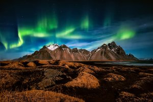 Обои на рабочий стол: горы, звезды, исландия, мыс, небо, ночь, пляж, северное сияние, Стокснес, фьорд, Хорнафьордюр