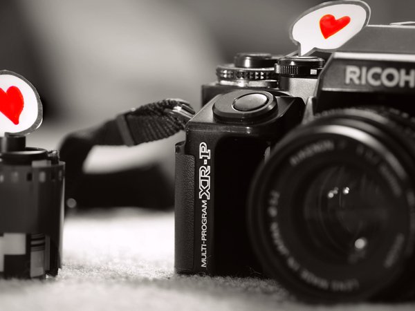 love, бумага, камера, любовь, макро, объектив, пленка, сердце, серый фон, фотоаппарат, черно-белые, чувство