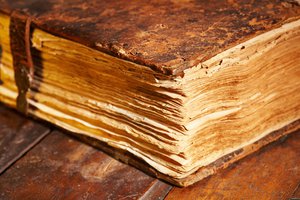 Обои на рабочий стол: книга, обложка, старость, страницы