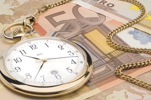 Обои на рабочий стол: время-деньги, деньги, евро, цепочка, часы