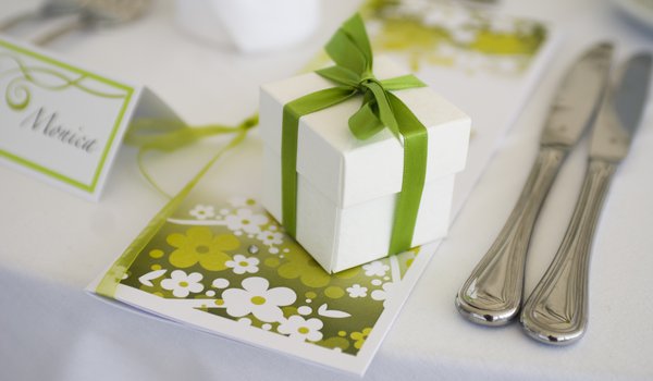 Обои на рабочий стол: бантик, белый, коробочка, открытка, подарок, праздник, приборы, свадьба, светло-зеленый, стол, тарелка