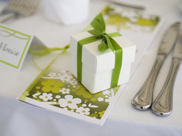 бантик, белый, коробочка, открытка, подарок, праздник, приборы, свадьба, светло-зеленый, стол, тарелка