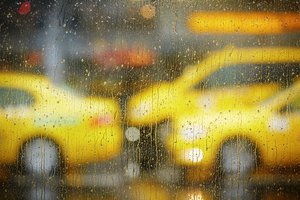 Обои на рабочий стол: боке, город, дождь, дорога, капли, машины, окно, стекло, такси