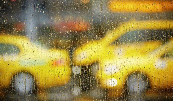 Обои на рабочий стол: боке, город, дождь, дорога, капли, машины, окно, стекло, такси