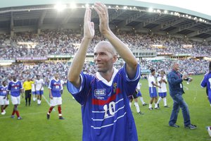 Обои на рабочий стол: zinedine zidane, великий, игроки, стадион, футболист