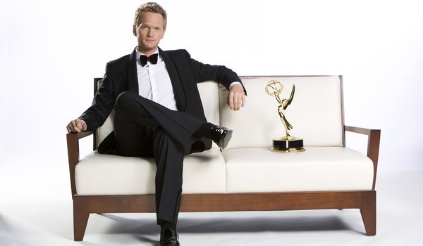 Обои на рабочий стол: how i met your mother, neil patrick harris, актёр, белый фон, диван, костюм, награда