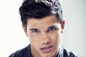 Обои на рабочий стол: man, taylor lautner, актёр, погоня, сумерки