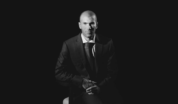 Обои на рабочий стол: Zidane, zinedine zidane, Зизу, костюм, мужчина, фон, футболист, черный