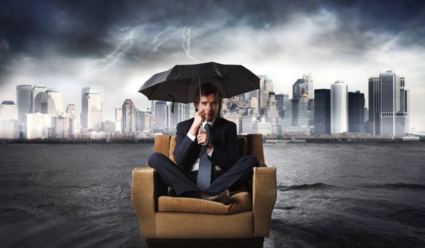 Обои на рабочий стол: вода, галстук, город, дождь, зонт, костюм, кресло, молнии, мужчина