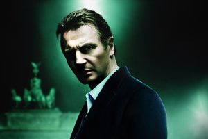 Обои на рабочий стол: Liam Neeson, Unknown, взгляд, Лиам Нисон, Неизвестный, свечение, темный фон