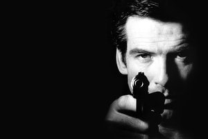 Обои на рабочий стол: James Bond, pierce brosnan, агент 007, Джеймс Бонд, пирс броснан, пистолет, черный фон