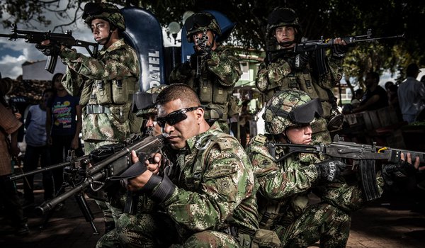 Обои на рабочий стол: Medellin, оружие, солдаты