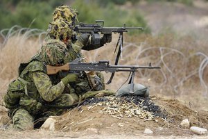 Обои на рабочий стол: C6 and C9 machine guns, Canadian Army, soldiers