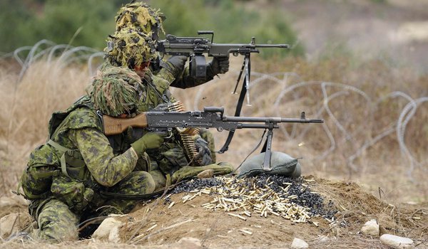 Обои на рабочий стол: C6 and C9 machine guns, Canadian Army, soldiers